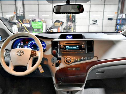 Used 2012 Toyota Sienna XLE FWD image 13
