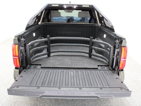 Used 2024 Toyota Tacoma TRD Sport AWD/4WD image 31