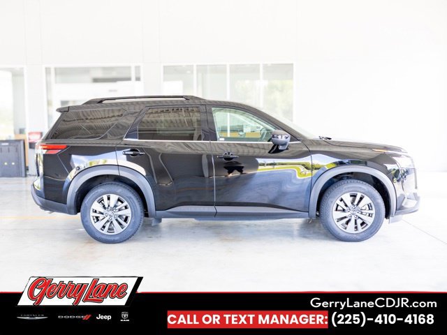 Used 2025 Nissan Pathfinder SV FWD image 3
