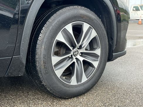 Used 2021 Toyota Highlander XLE AWD/4WD image 9