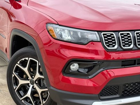 Used 2025 Jeep Compass Limited AWD/4WD image 3