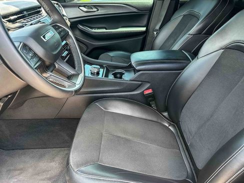 Used 2023 Jeep Grand Cherokee Altitude AWD/4WD image 13