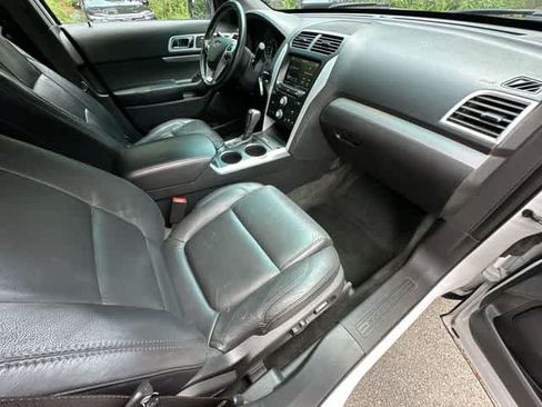Used 2014 Ford Explorer XLT w/ Equipment Group 202A AWD/4WD image 21