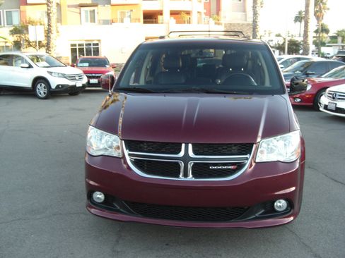 Used 2017 Dodge Grand Caravan SXT image 2