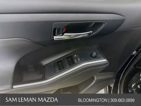Used 2024 Toyota Highlander XLE FWD image 17