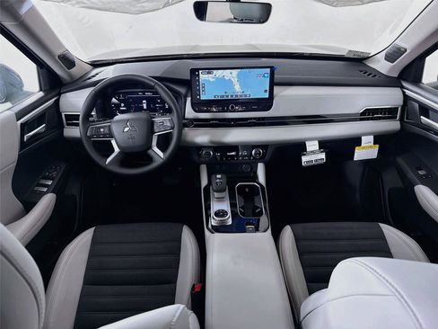 New 2026 Mitsubishi Outlander SE FWD image 3