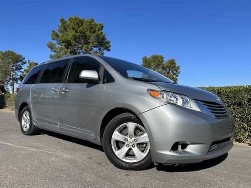 Used 2015 Toyota Sienna LE image 4