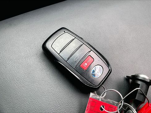 Used 2021 Toyota Venza XLE image 14