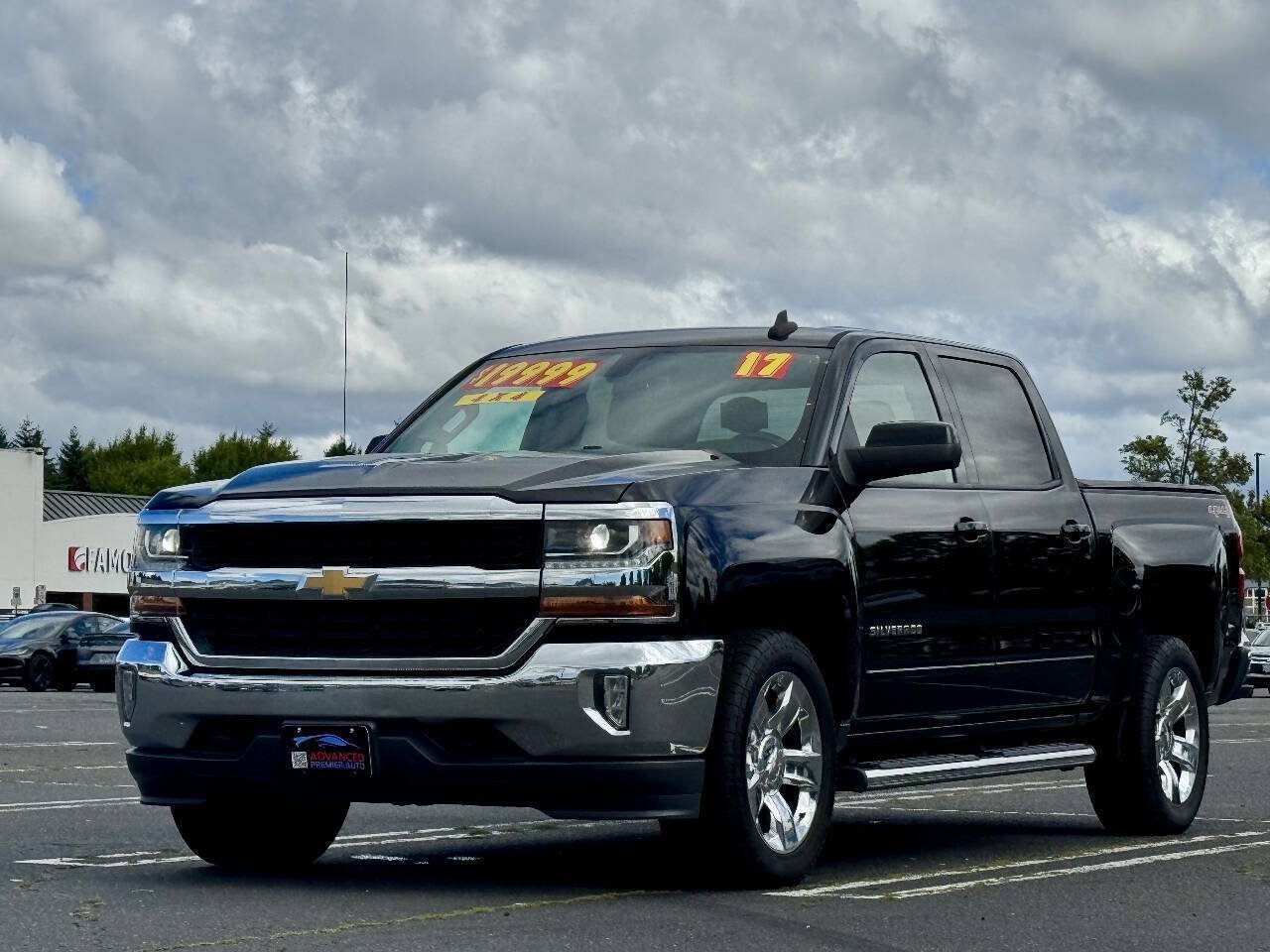 Used 2017 Chevrolet Silverado 1500 LT w/ LT Eassist Package AWD/4WD image 4