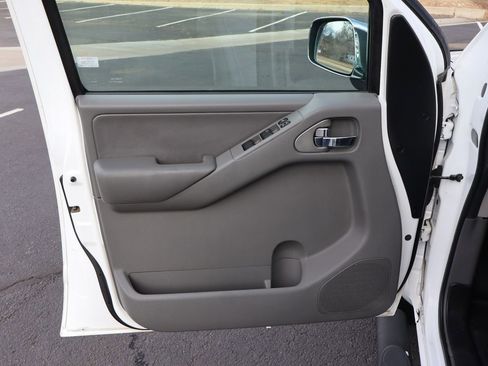 Used 2011 Nissan Frontier SL w/ Moonroof Pkg image 24