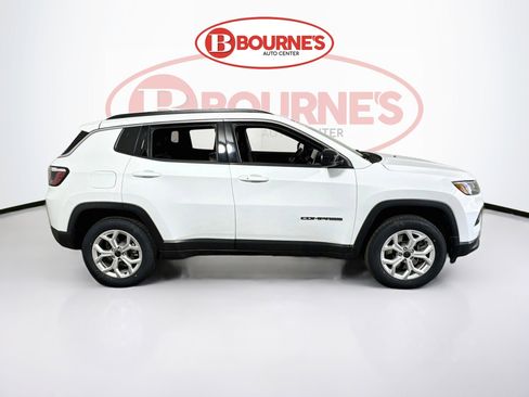Used 2025 Jeep Compass Latitude w/ Sun & Sound Group AWD/4WD image 11