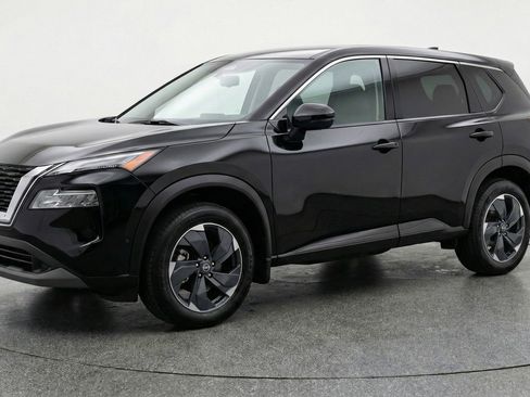 Used 2025 Nissan Rogue SV image 3