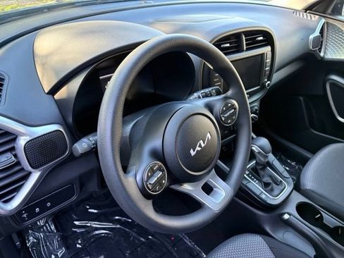 Used 2025 Kia Soul LX w/ LX Technology Package FWD image 10