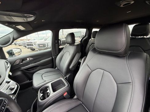 New 2026 Chrysler Voyager LX image 13