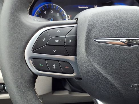Used 2024 Chrysler Pacifica Limited FWD image 8