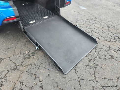 Used 2026 Chrysler Pacifica Select image 2