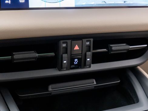 Certified 2025 Porsche Macan 4 Electric image 27