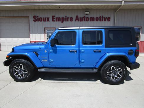 Used 2024 Jeep Wrangler Unlimited Sahara AWD/4WD image 2