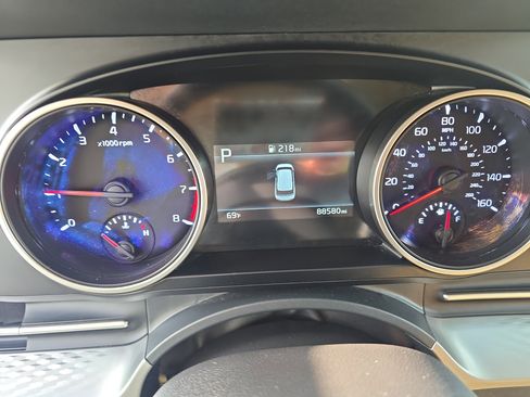 Used 2024 Kia Carnival LX FWD image 16