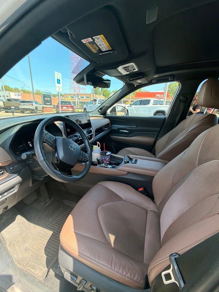 Used 2024 Toyota Grand Highlander AWD Hybrid image 17