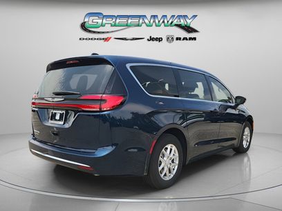 New 2025 Chrysler Pacifica Select w/ Uconnect Theater Family Group