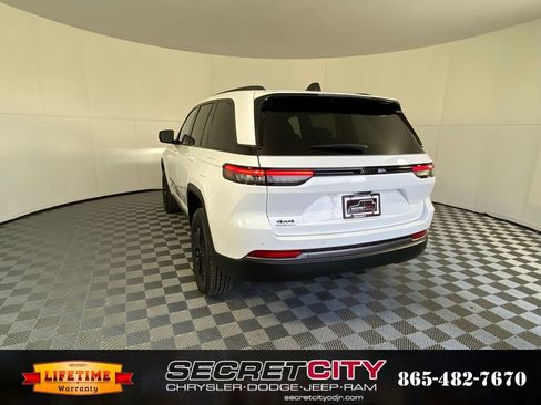 New 2026 Jeep Grand Cherokee Altitude image 5