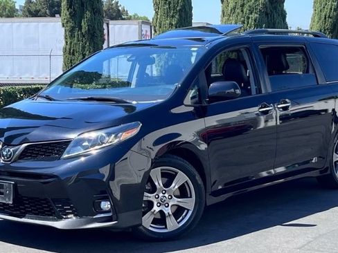 Used 2018 Toyota Sienna SE Premium w/ Carpet Mat Package FWD image 1