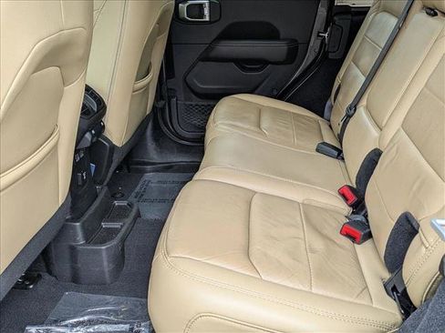 Used 2019 Jeep Wrangler Unlimited Sahara w/ Cold Weather Group image 18