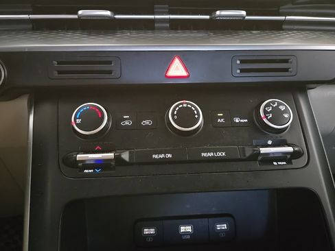 Certified 2023 Kia Carnival LX FWD image 27