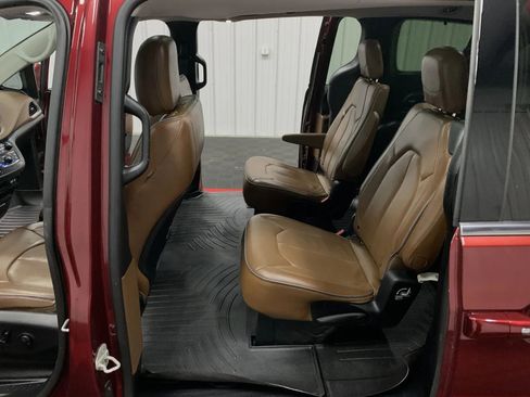 Used 2019 Chrysler Pacifica Limited w/ Advanced Safetytec Group image 41