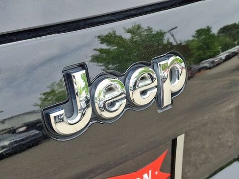 Used 2019 Jeep Cherokee Latitude Plus w/ Comfort/Convenience Group FWD image 24