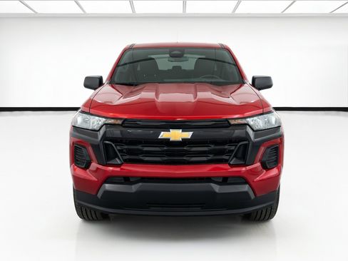 Used 2024 Chevrolet Colorado LT RWD image 2