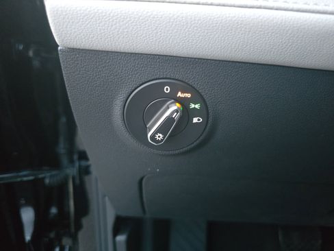 New 2025 Volkswagen Taos SEL image 25