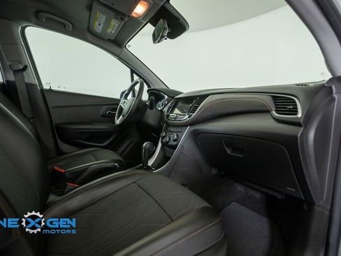 Used 2019 Chevrolet Trax LT w/ LT Convenience Package FWD image 38