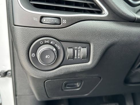 Used 2019 Jeep Cherokee Trailhawk image 18