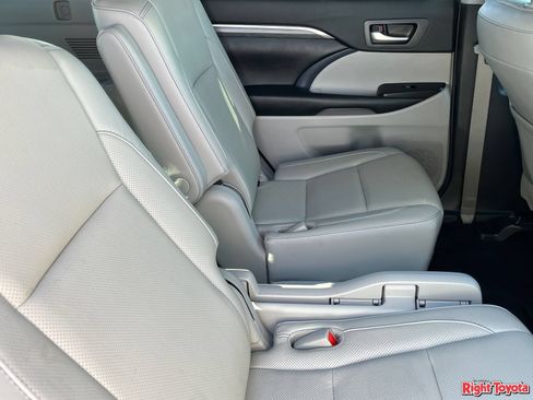 Used 2019 Toyota Highlander Limited w/ Carpet Mat Package (TMS) AWD/4WD image 14