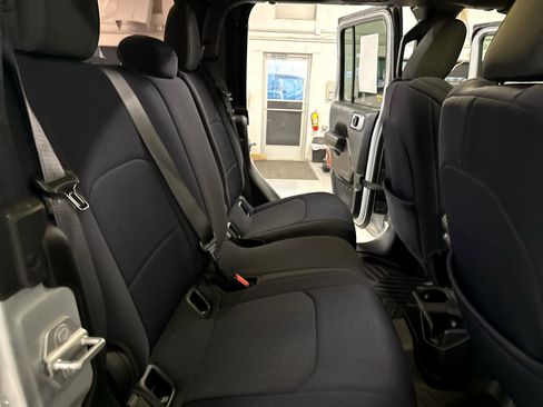 Used 2022 Jeep Gladiator Sport image 36