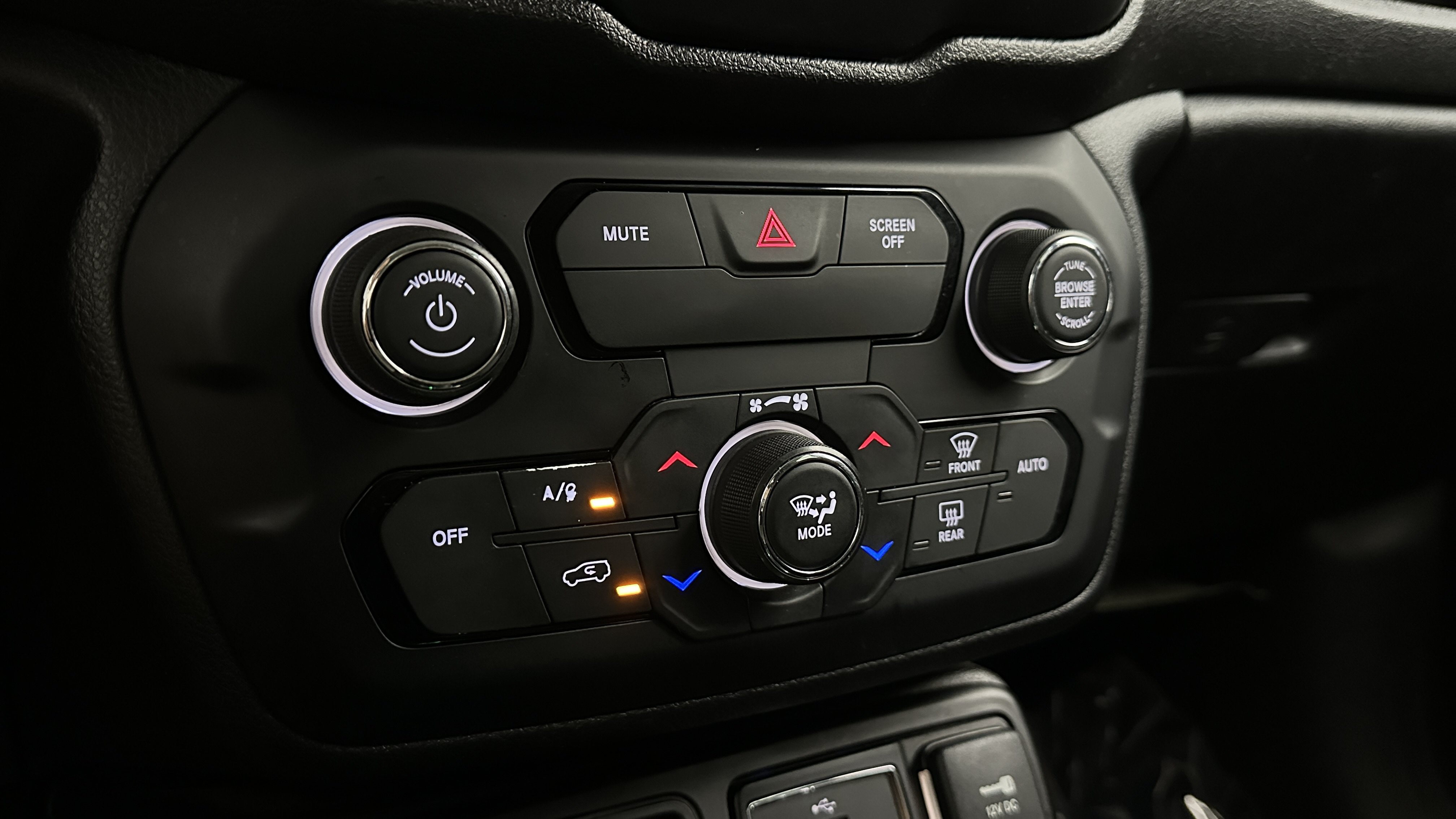 Used 2018 Jeep Renegade Altitude FWD image 18