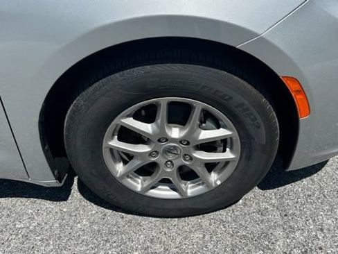 Used 2024 Chrysler Pacifica Touring-L FWD image 11