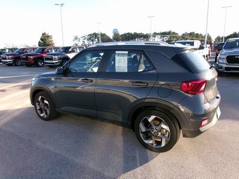 Used 2024 Hyundai Venue SEL FWD image 2