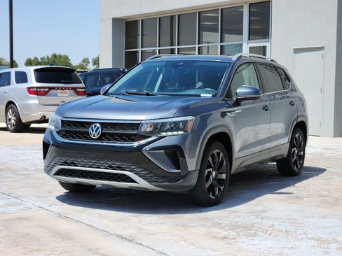 Used 2022 Volkswagen Taos SE w/ Panoramic Sunroof Package FWD image 5