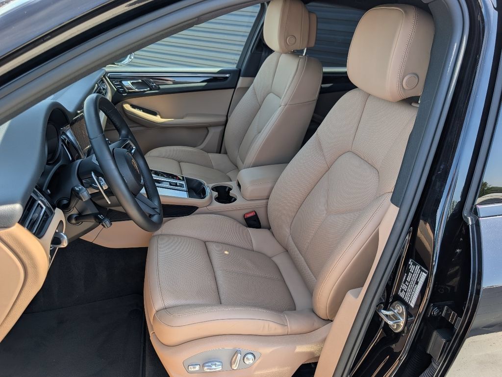 Certified 2025 Porsche Macan AWD/4WD image 5