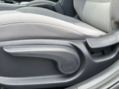 Used 2020 Hyundai Elantra SE FWD image 17