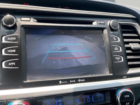 Used 2019 Toyota Highlander Plus FWD image 25