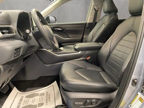 Used 2023 Toyota Highlander XLE AWD/4WD image 14