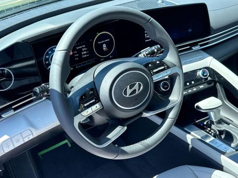 New 2025 Hyundai Elantra Limited image 16