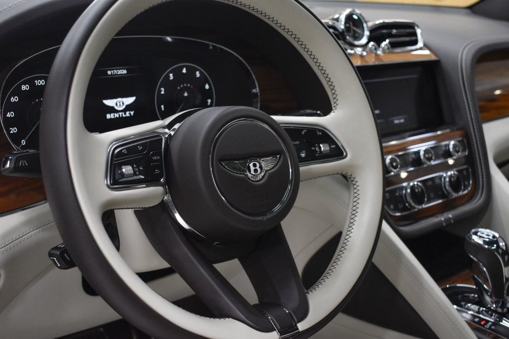Used 2023 Bentley Bentayga AWD/4WD image 28