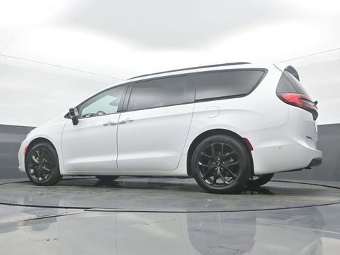 Used 2025 Chrysler Pacifica Limited image 46