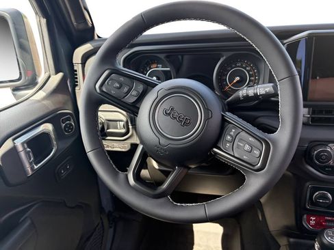 Used 2025 Jeep Wrangler Rubicon w/ Convenience Group AWD/4WD image 13