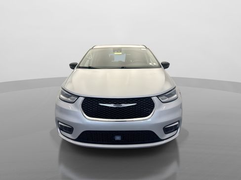 Used 2024 Chrysler Pacifica Touring-L FWD image 8
